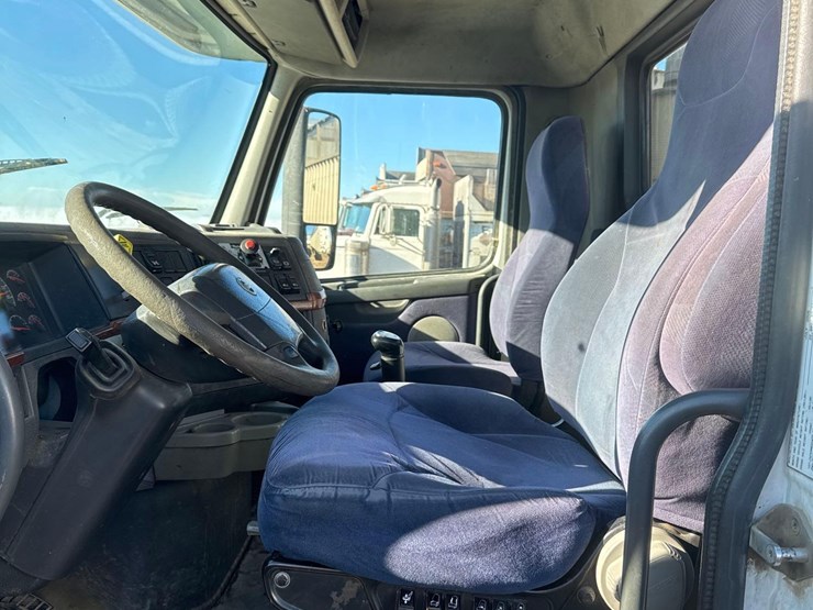 2007-volvo-vnl-semi-truck-image-9