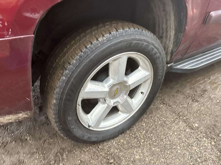 2008-chevrolet-suburban-image-8