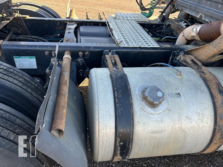 2012-freightliner-cascadia-125-image-45