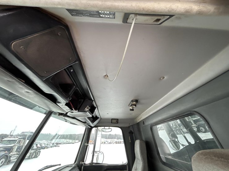 #1042-•-2000-volvo-quad-axle-dump-truck-image-56