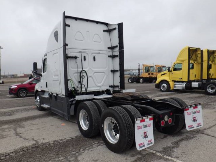 2022-freightliner-cascadia-126-image-16