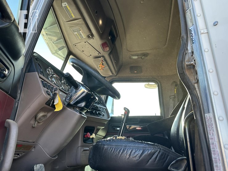 2014-peterbilt-386-image-17