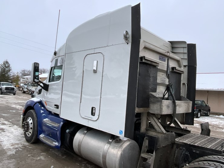 2015-peterbilt-579-image-10