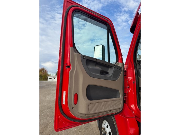 2019-freightliner-cascadia-125-image-18