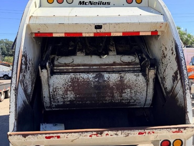 2011-mack-gu812-garbage-truck-image-6