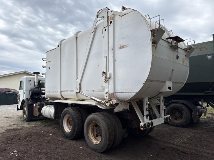 2005-peterbilt-320-image-3