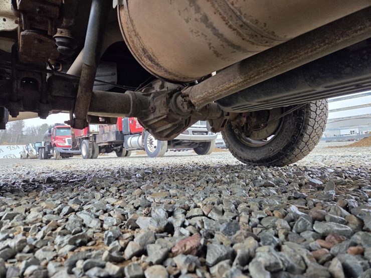 2011-gmc-2500-image-32