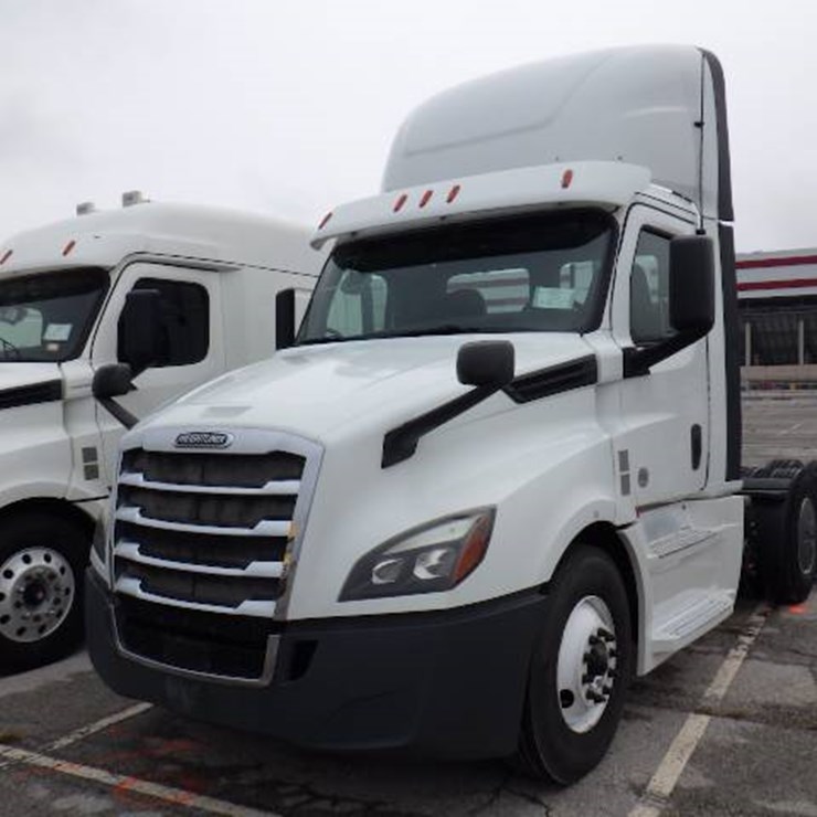 FREIGHTLINER CASCADIA 126