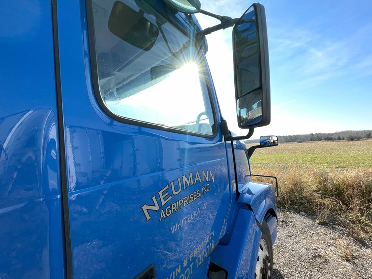 #202-•-2015-volvo-semi-tractor-(has-wi-title)-(denmark,-wi)-image-45