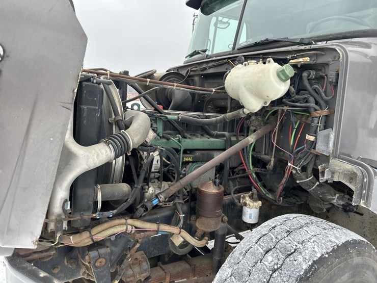 #1042-•-2000-volvo-quad-axle-dump-truck-image-36