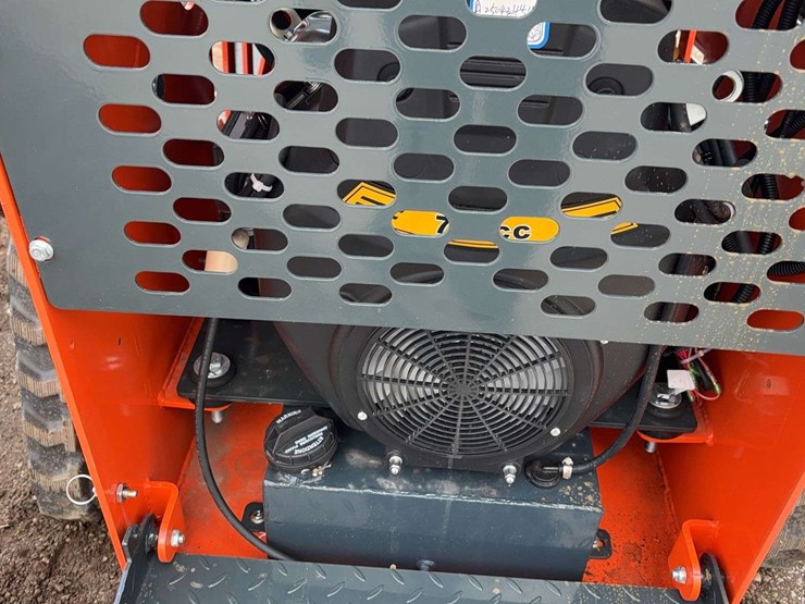 landhero-mini-stand-on-skid-loader-image-13