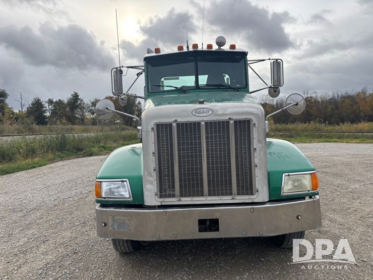 peterbilt-385-image-25