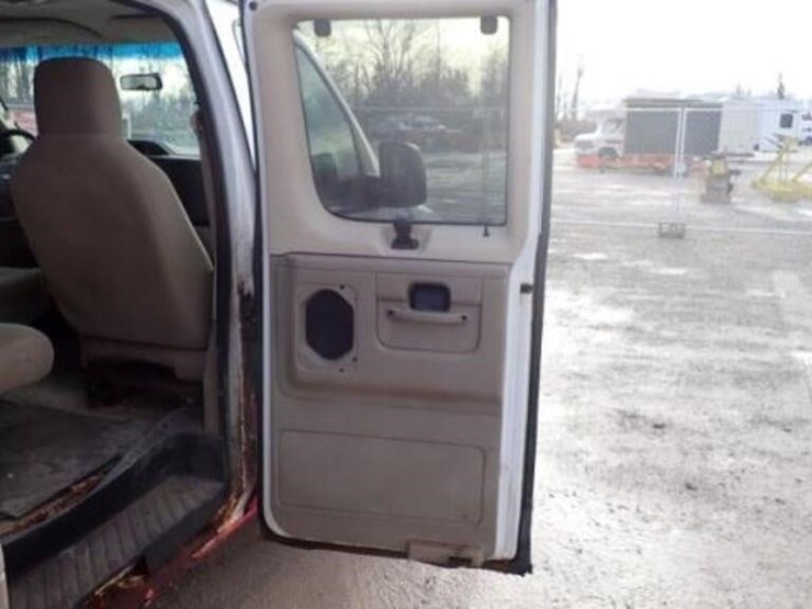 2010-ford-e350-xlt-image-35