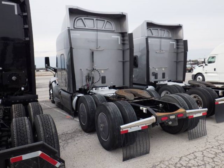 peterbilt-579-image-16