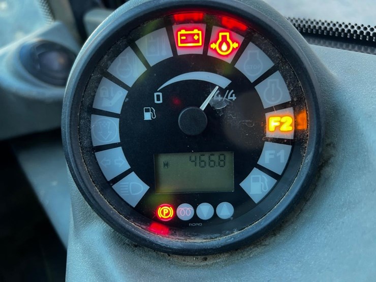 2011-deere-204k-image-22