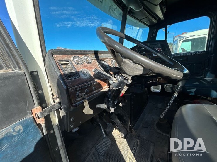 1996-freightliner-fld120-image-51