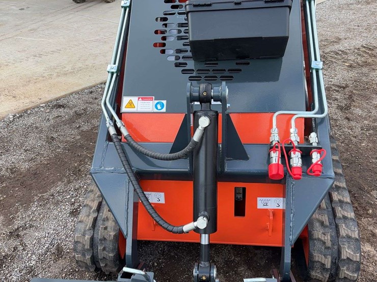 landhero-mini-stand-on-skid-loader-image-9