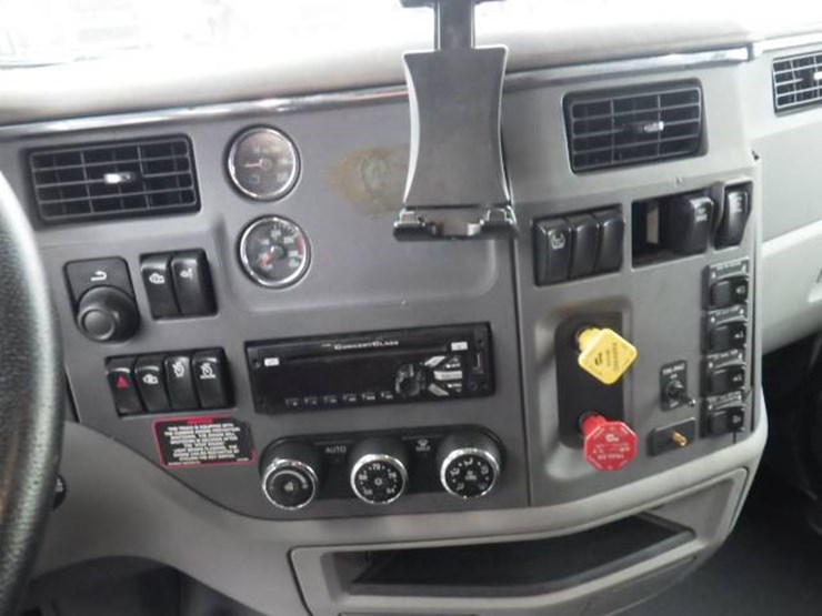 peterbilt-579-image-23