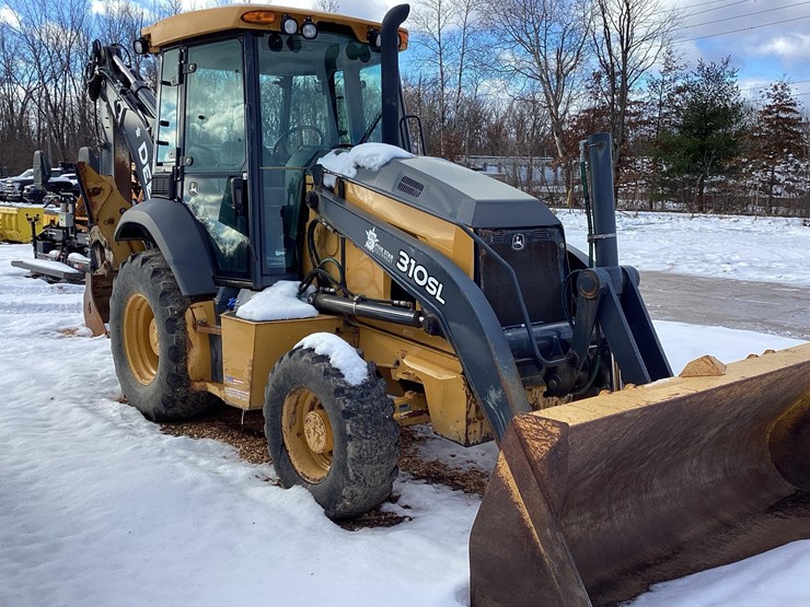 2020-john-deere-310-image-3