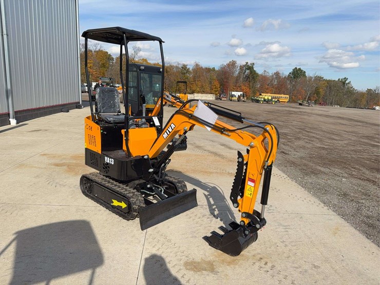 2025-miva-va13-mini-excavator-image-2