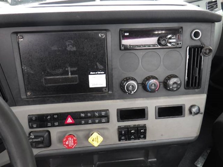 2018-freightliner-cascadia-126-image-18