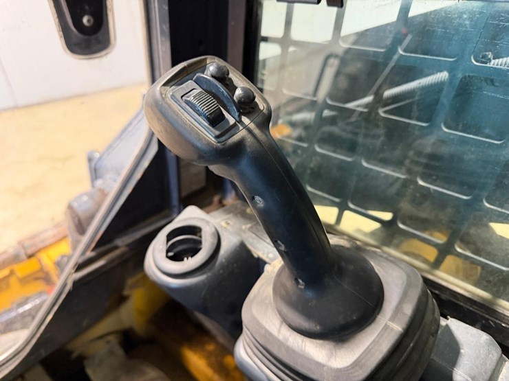 2021-deere-317g-image-27