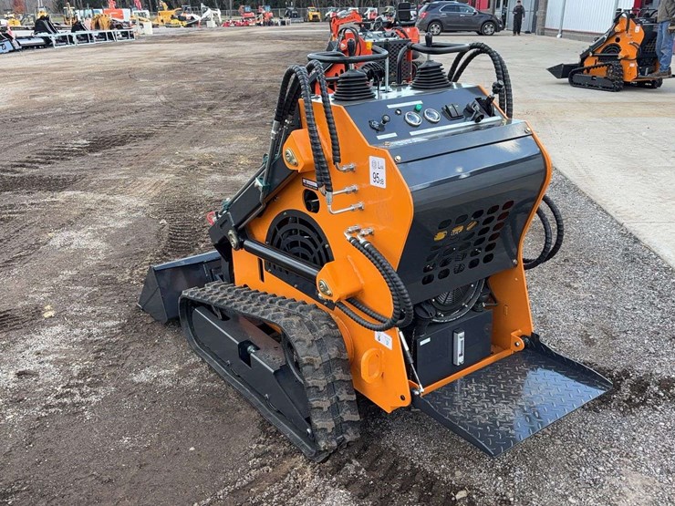 landhero-mini-stand-on-skid-loader-image-4