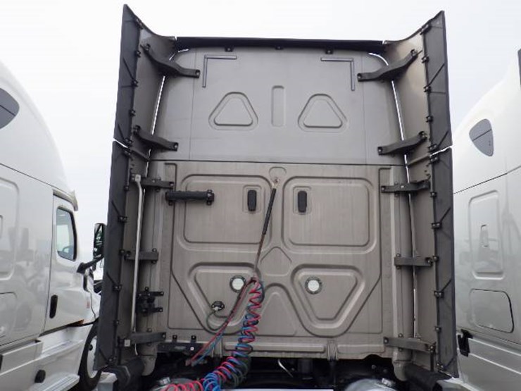 2020-freightliner-cascadia-126-image-12