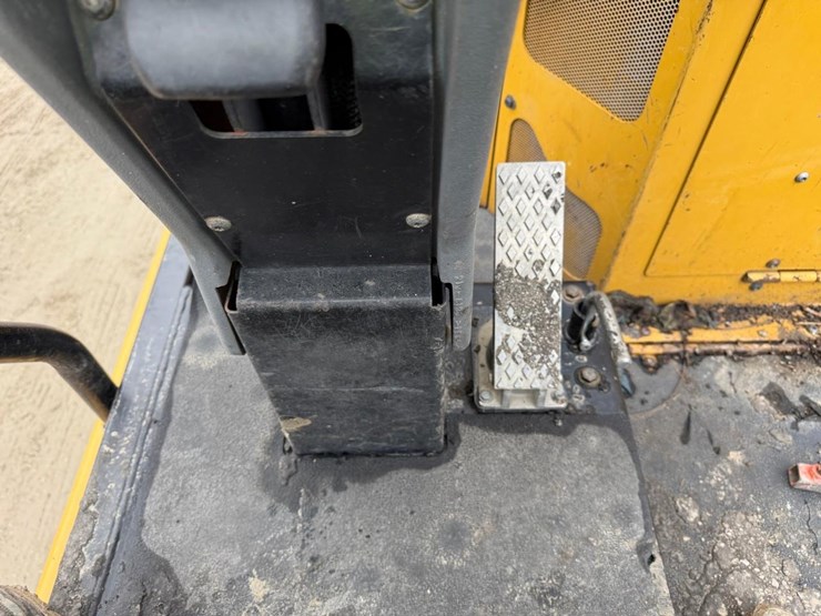 2015-caterpillar-ap-555e-image-23