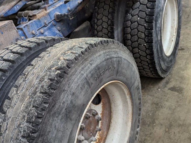 2009-peterbilt-365-image-11