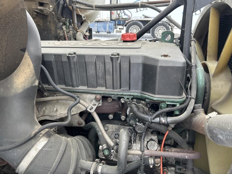 #1042-•-2000-volvo-quad-axle-dump-truck-image-38