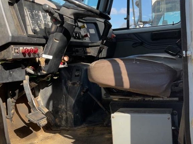 1995-international-4700-image-10