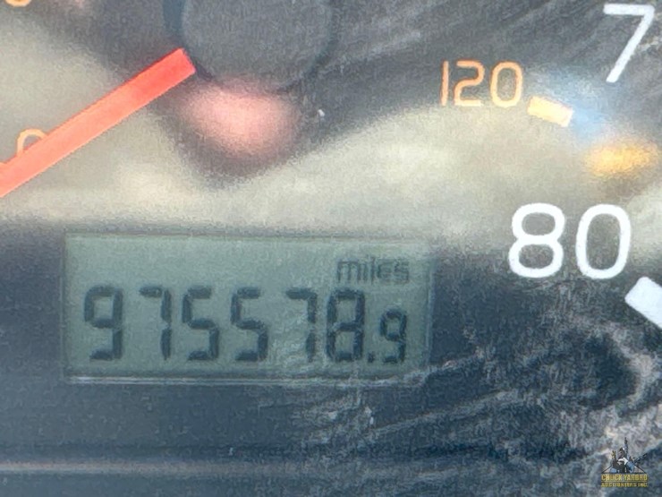 2001-volvo-vnm-semi-truck-image-19