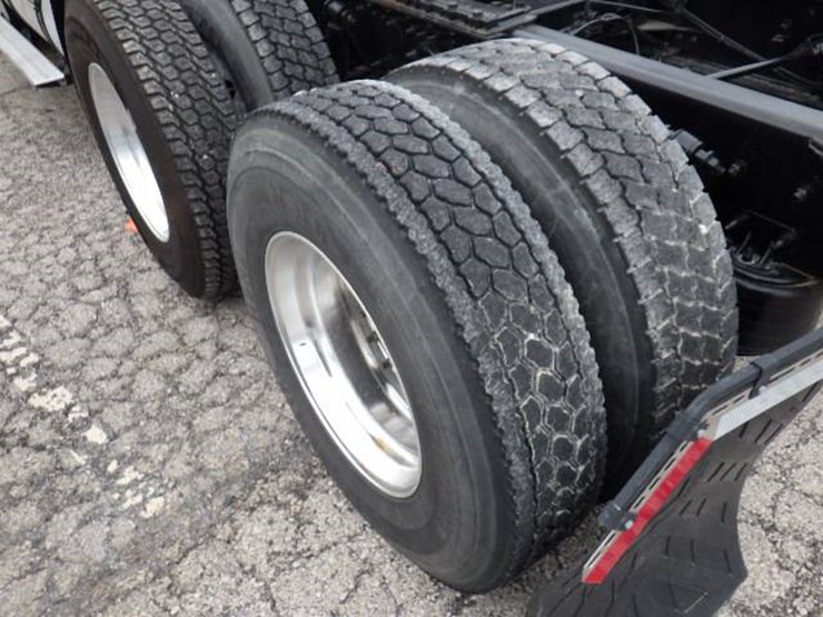 2020-freightliner-cascadia-126-image-11