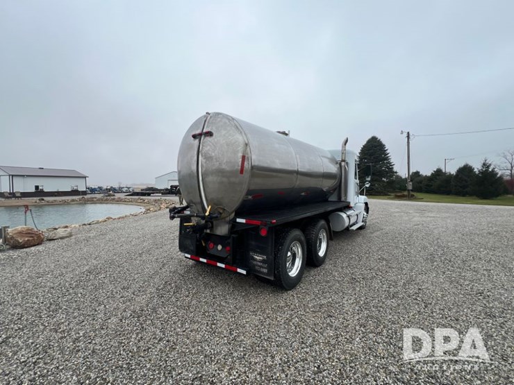 1999-freightliner-flc120-image-9