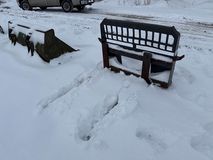 skid-loader-pallet-forks-image-1