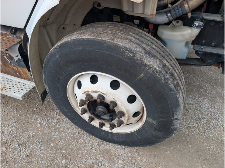 2014-freightliner-m2-106-image-13