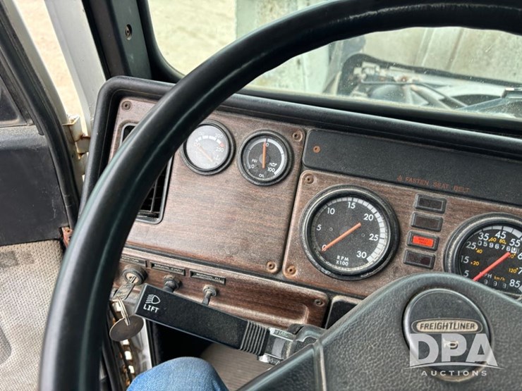 freightliner-fld112-image-86