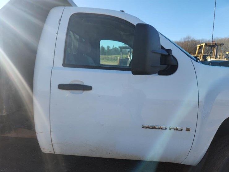 2009-chevrolet-3500-image-23