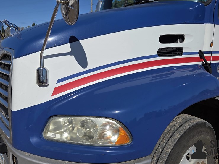 2013-mack-cxu613-t/a-truck-tractor-image-10