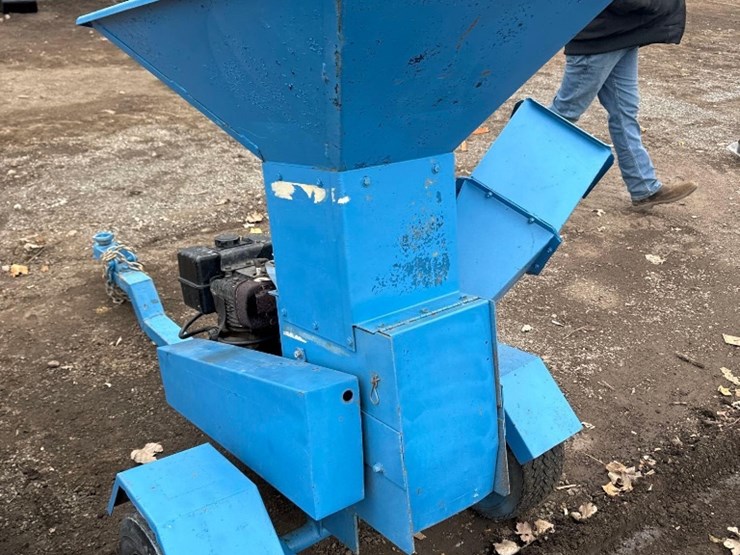 mini-pull-behind-gas-chipper/shredder-image-5