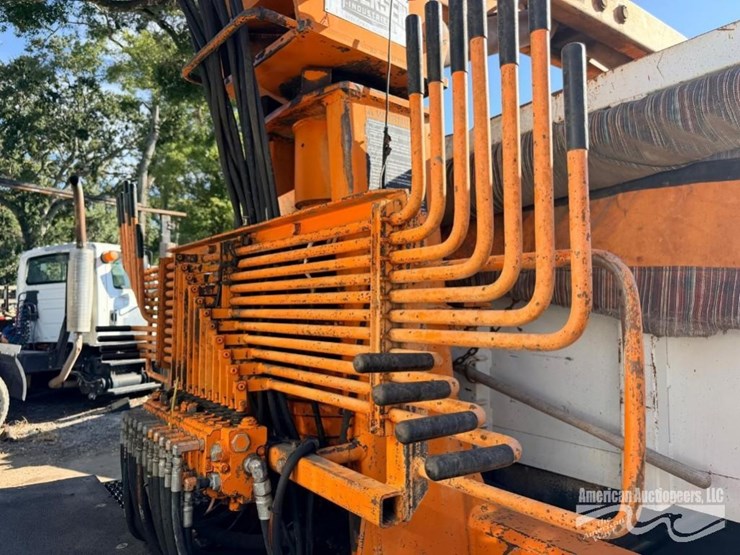 2015-freightliner-m2-106-image-21