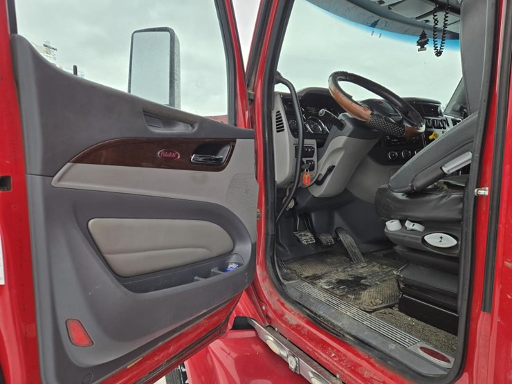 2017-peterbilt-579-image-61