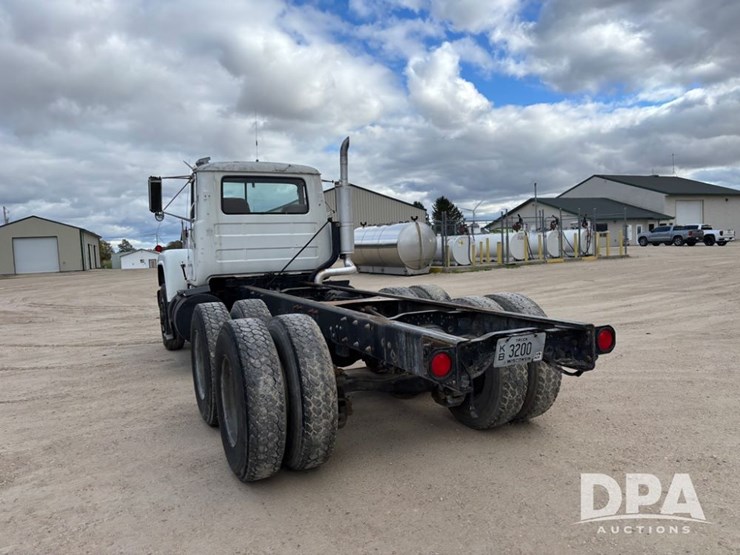 1985-mack-r686st-image-10