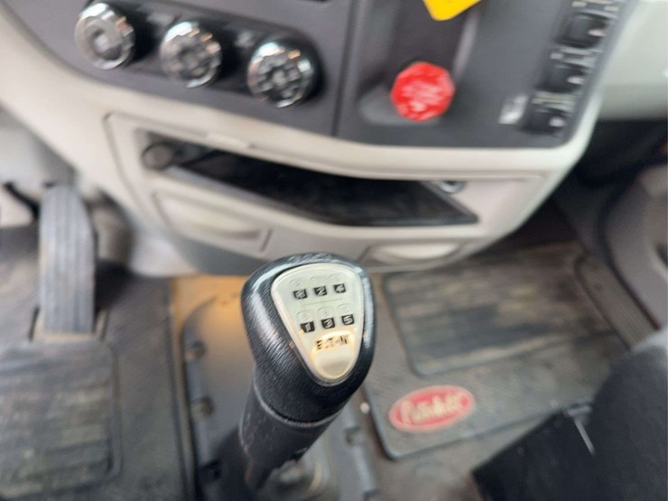 2019-peterbilt-579-image-52