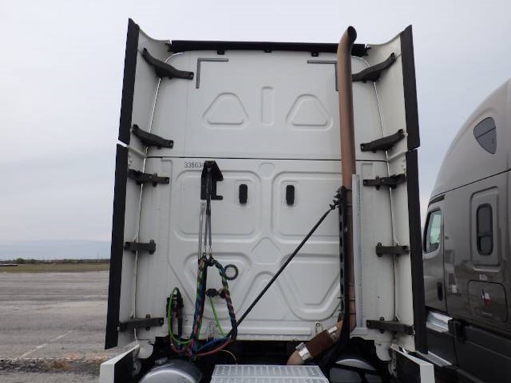 freightliner-cascadia-126-image-14