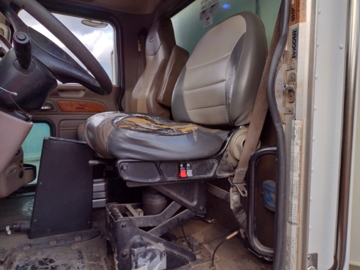 peterbilt-365-image-14