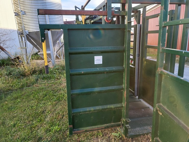 arrow-farmquip-8400-q-catch-cattle-squeeze-chute-w/alley-way---like-new-image-10