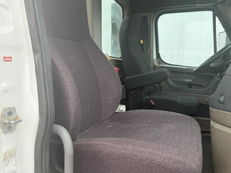 #1175-•-2016-freightliner-cascadia-day-cab-truck-tractor-image-44