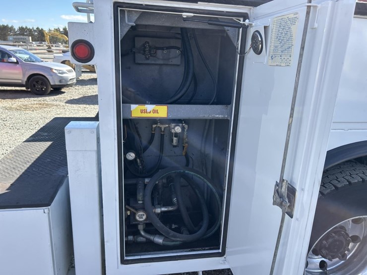 2017-peterbilt-337-image-28